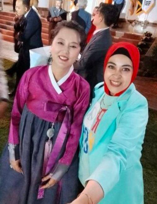 صورة تجمعني مع زوجة السفير الكوري في منزل السفير بالقاهرة، وهي ترتدي الهانبوك الكوري المميز، وذلك في يوم الاحتفال بالعيد القومي لجمهورية كوريا. (الصورة من زينب كمال)