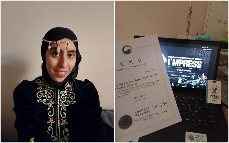 شهادة التعيين على اليمين، وعلى اليسار المراسلة الفخرية عنان شيماء مرتدية اللباس التقليدي الجزائري أثناء حضور حفل التنصيب. (الصورة من المراسلة الفخرية عنان شيماء)
