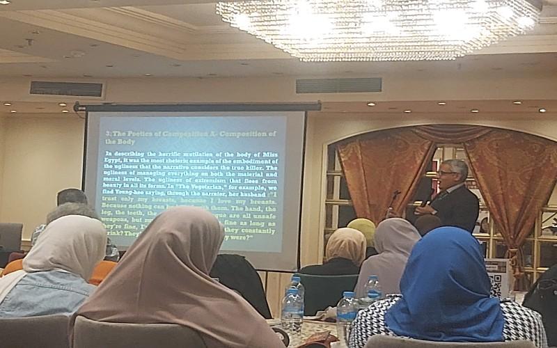 صورة للدكتور محمود أثناء العرض. (الصورة من دنيا محسن)