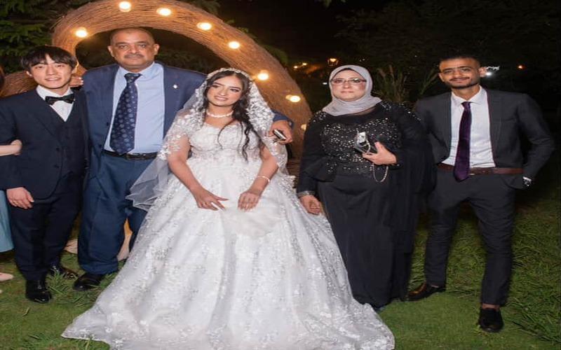صورة لعلياء عرفة مع والدها ووالدتها وأخيها وزوجها في يوم زفافها. (الصورة من علياء عرفة وتم الحصول على إذن منها لاستخدامها)