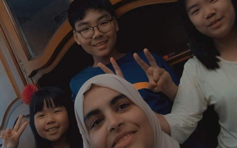 تظهر الصورة الأستاذة ليل نسرين مع تلاميذها الكوريين الذين علمتهم اللغة الفرنسية. (الصورة من الأستاذة ليل نسرين مع أخذ الإذن لاستخدامها)