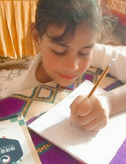 صورة حيث تقوم أختي بكتابة التهنئة. (الصورة من مروة علي)