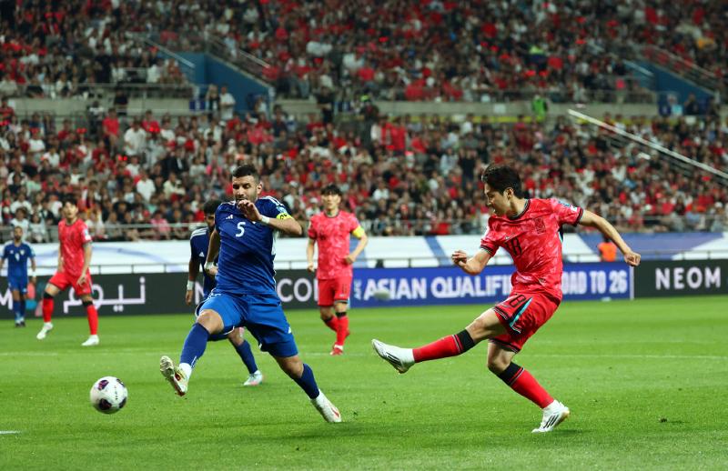 اللاعب لي كانغ-إن (على اليمين) يُسجل الهدف الثاني في الشوط الثاني من المباراة النهائية للجولة العاشرة والأخيرة من مباريات المجموعة الثانية في إطار الدور الثالث من التصفيات الآسيوية المؤهلة لكأس العالم 2026 والتي أقيمت في ملعب سيئول كأس العالم بسيئول في يوم 10 يونيو. (الصورة من وكالة يونهاب للأنباء)