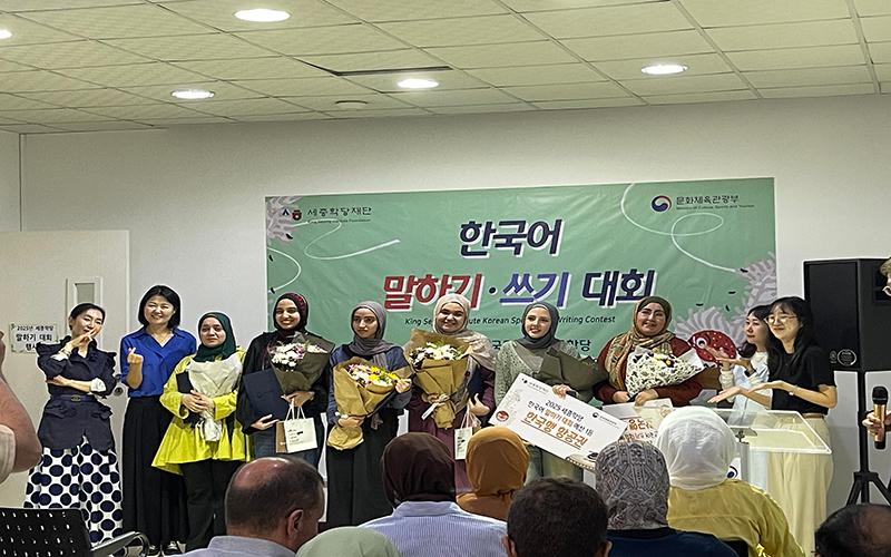 الفائزين بالمراكز الثلاثة الأولى في مسابقة التحدث والكتابة باللغة الكورية لمعهد 'سيجونغ' لعام 2025. (الصورة من سلوى الزيني)