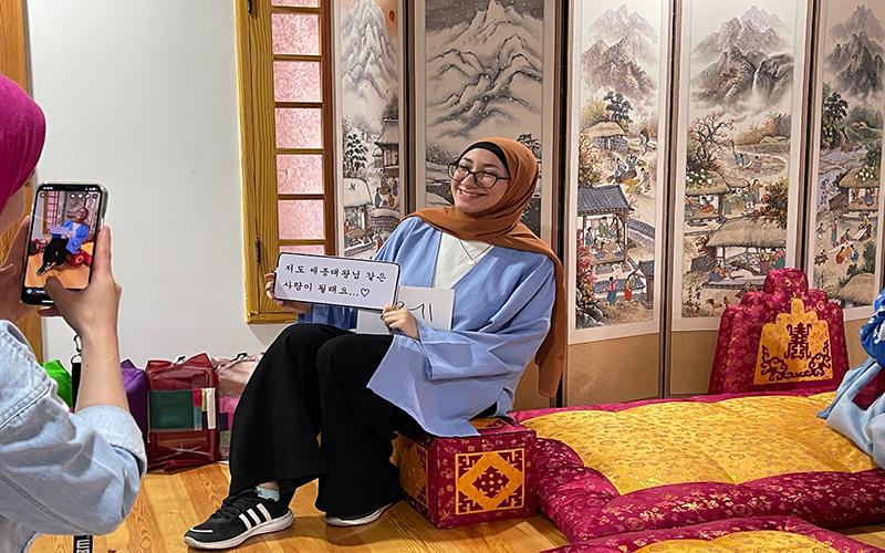 آلاء فضل الفائزة بالمركز الثاني والتي سافرت إلى كوريا العام الماضي حيث جاءت لتشجيع أصدقائها المشاركين. (الصورة من سلوى الزيني)