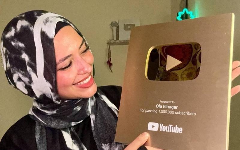 علا النجار مع درع المليون من اليوتيوب. (الصورة من علا النجار)