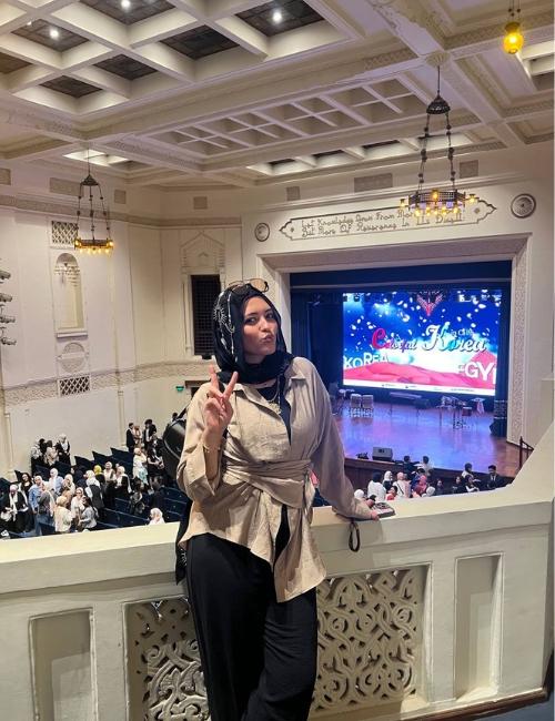 صورة لعلا النجار أثناء حضور فعالية 30سنة من العلاقات الدبلوماسية. (الصورة من منار سليمان)