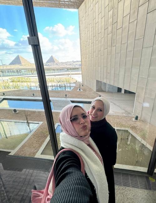 صورة للمراسلة الفخرية منار سليمان مع المؤثرة علا النجار. (الصورة من علا النجار ومنار سليمان)