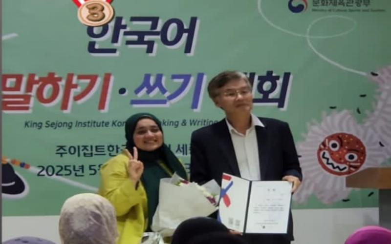 صورة اخرى لمنه اثناء استلامها الجائزه مع مدير المركز الثقافى لكورى. (الصوره مقتبسة من استورى خاصة بالمركز على حساب الإنستغرام)
