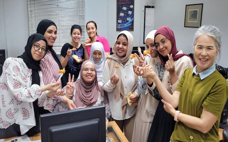 صورة للفصل الخاص بي مع معلمتنا الكورية آن سانغ نام ونحن نأكل التوكبوكي الكوري والخبر المصري وذلك اثناء فصل للتعرف على ثقافة الطعام في كلا البلدين كوريا ومصر. (الصورة التقطت بهاتف المعلمة آن ساغ نام وتم اخذ الاذن منها)