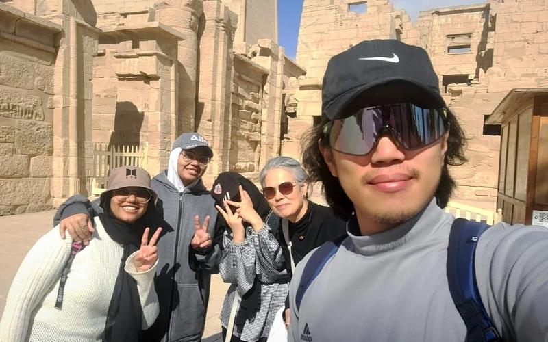 صورة لي انا و اختي وصديقتنا مع معلمينا الكوريين اثناء زيارة بعض الاماكن الاثرية بمحافظتي الأقصر، مصر. (الصورة التقطت بواسطة المعلم كيم تاي هون وتم اخذ الاذن منه)