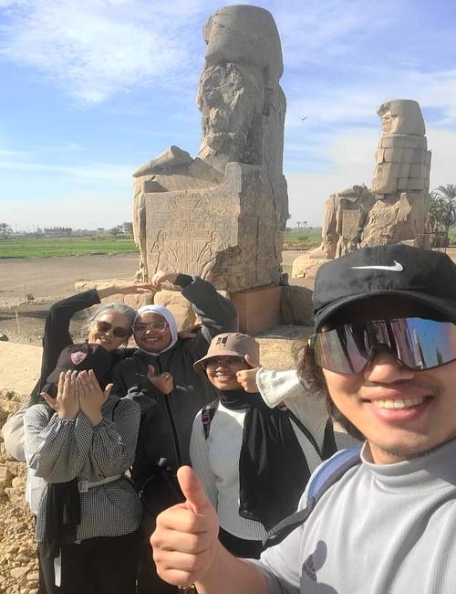 صورة لي انا واختي وصديقتنا مع معلمينا الكوريين اثناء زيارة بعض الاماكن الاثرية بمحافظتي الأقصر، مصر. (الصورة التقطت بواسطة المعلم كيم تاي هون وتم اخذ الاذن منه)