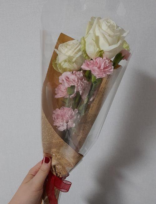 تظهر الصورة زهرة القرنفل التي أهدتها شارلوت لحماتها في يوم الوالدين. (الصورة من شارلوت وتم أخذ الإذن لاستخدامها)