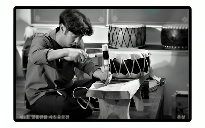 صورة توضح سانغ جون لي وهو يصنع آلة بوك. (مصدر الصورة سانغ جون لي، تم الحصول على إذن باستخدامها)