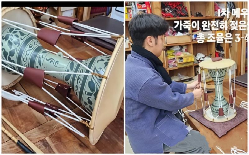 صورة توضح سانغ جون لي وهو يصنع آلة الجانغو مزخرفة بنقوش الفوانيا، التي تعد أحد الآثار من عهد سلالة 'غوريو' من اليمين، ومن اليسار آلة 'الجانغو' بعد الانتهاء من صنعها. (مصدر الصورة سانغ جون لي تم الحصول على إذن باستخدامها)