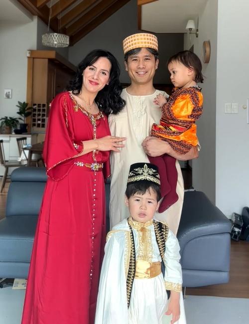 عائلة رحمة تحتفل بالأعياد الجزائرية بالزي التقليدي الجزائري - حقوق ملكية الصور: رحمة بسايح. (تم الحصول على الإذن)