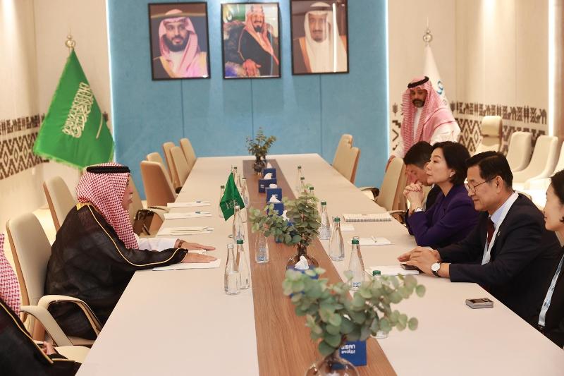 وزيرة الشركات الصغيرة والمتوسطة والناشئة أوه يونغ-جو التقت بوزير التجارة السعودي ماجد بن عبد الله القصبي في الرياض، المملكة العربية السعودية في 5 نوفمبر من العام الماضي (بتوقيت المملكة المتحدة) لمناقشة سبل تعزيز التعاون بين البلدين. (الصورة من وزارة الشركات الصغيرة والمتوسطة والناشئة)