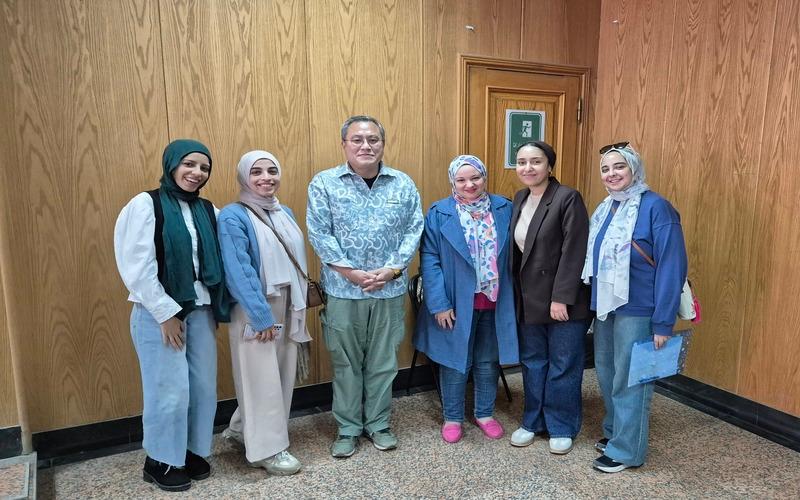 صورة للكاتب الكوري ’بارك مين سوك‘ مع أعضاء هيئة التدريس باللغة الكورية بعد المحاضرة الأولى. (الصورة من ياسمين مدحت)
