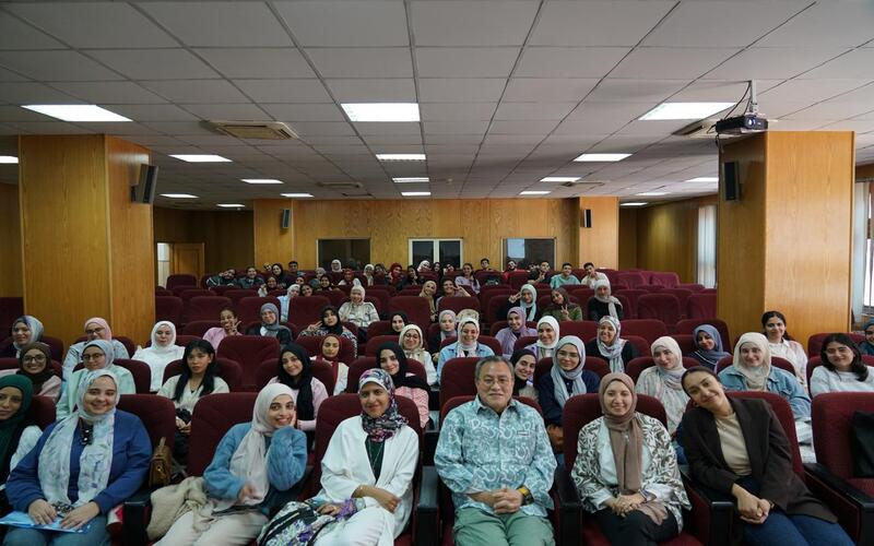 صورة للكاتب الكوري ’بارك مين سوك‘ مع جميع الحضور بعد المحاضرة الأولى. (الصورة من ياسمين مدحت)