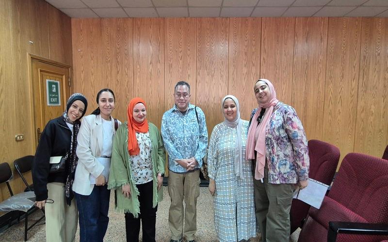 صورة للكاتب الكوري ’بارك مين سوك‘ مع أعضاء هيئة التدريس باللغة الكورية بعد المحاضرة الثانية. (الصورة من ياسمين مدحت)