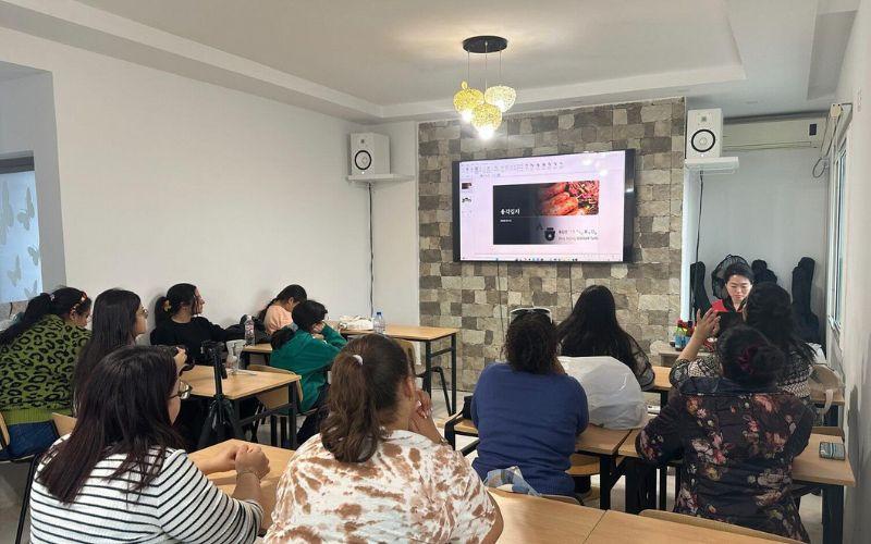 صورة التُقطت أثناء شرح معلّمتنا لطريقة تحضير الكيمتشي خلال صف الطبخ في معهد الملك سيجونغ بتونس. (الصورة من معهد الملك سيجونغ بتونس وتم الحصول على الإذن لاستخدامها)