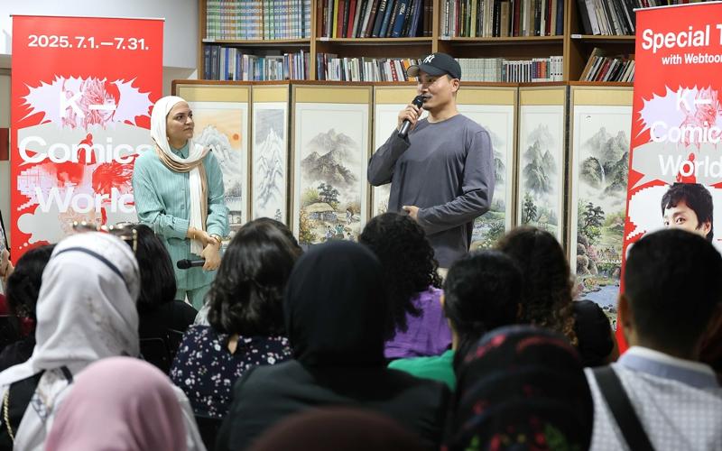 الصورة تظهر تشوي غيو-سوك، مؤلف ويبتون ’الطريق إلى الجحيم‘، يتحدث خلال حدث حدث ’لقاء مع المؤلف‘ على هامش معرض ’كي- كوميكس وورلد‘ الذي عقد في المركز الثقافي الكوري لدى القاهرة بمصر في 2 يوليو (بتوقيت مصر). (الصورة من وكالة المحتوى الإبداعي الكورية)