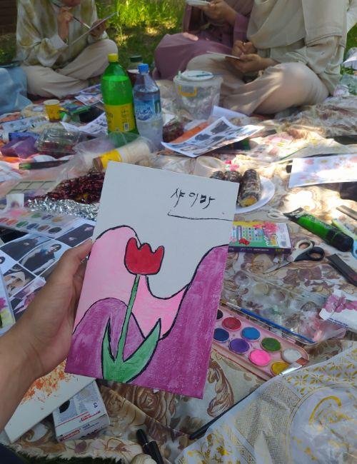 تظهر الصورة رسمة لزهرة القرنقل. (الصورة من المراسلة الفخرية عنان شيماء)