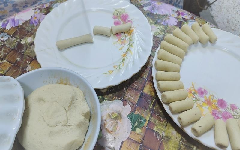 صورة اثناء تقطيع كعك الأرز قبل التسويه. (الصورة من زينب نيازي حسن)