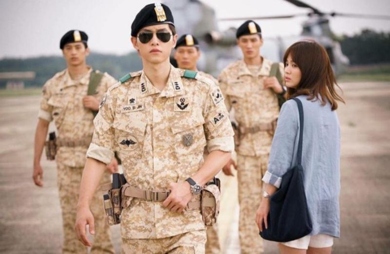 بوستر دراما 'أحفاد الشمس' وهي إحدى الدرامات التى أثرت كثيرا في شخصيتي. (الصورة من الصفحة الرسمية لـ كي بي إس على الفيسبوك)