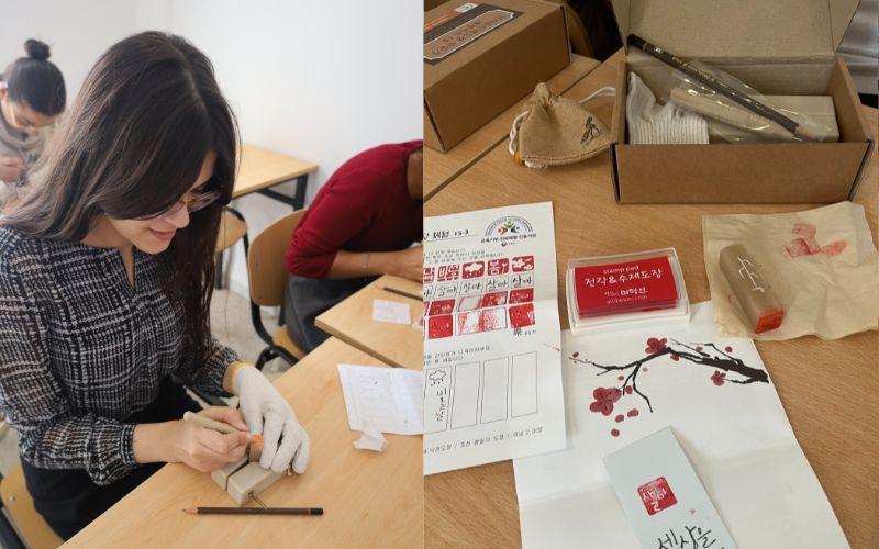 صورة توثّق لحظة نحتي لطابعي الكوري الخاص وكتابة اسمي عليه باستخدام الأدوات التقليدية خلال حصة الفنون اليدوية. (الصورة من سلمى الكناني)