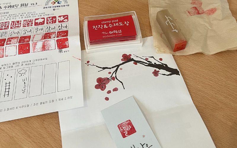 الصورة تُظهر النتيجة النهائية لطابعي الكوري الخاص بعد إتمام عملية النحت والختم بالحبر الأحمر. (الصورة من سلمى الكناني)