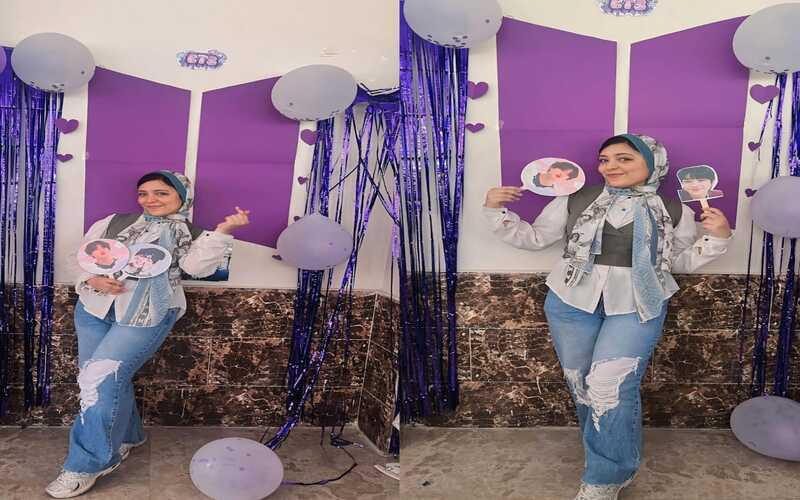صورة مجمعة للمراسلة كريمة في الخلفية ديكور بي تي إس. (الصورة من كريمة نبيل)