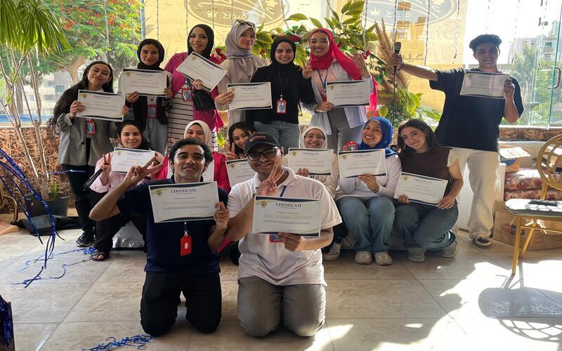 صورة جماعية لفريق تنظيم الإيفنت ومعهم شهادات تكريم. (الصورة من كريمة نبيل)