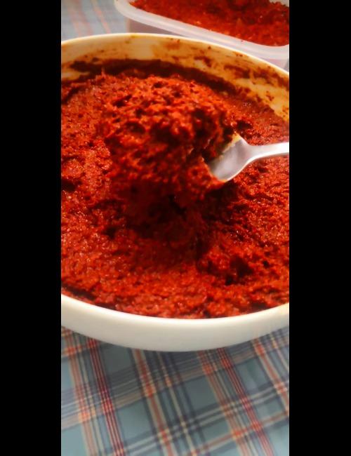 شكل معجون الشطة الكوري بعد خلط جميع المكونات في البداية لم أقم بتحضير معجون الأرز على النار لذا القوام لا يوجد به القوام المطاطي المعتاد لكن قمت بتعديلها لاحقاً. (الصورة من مي طارق)