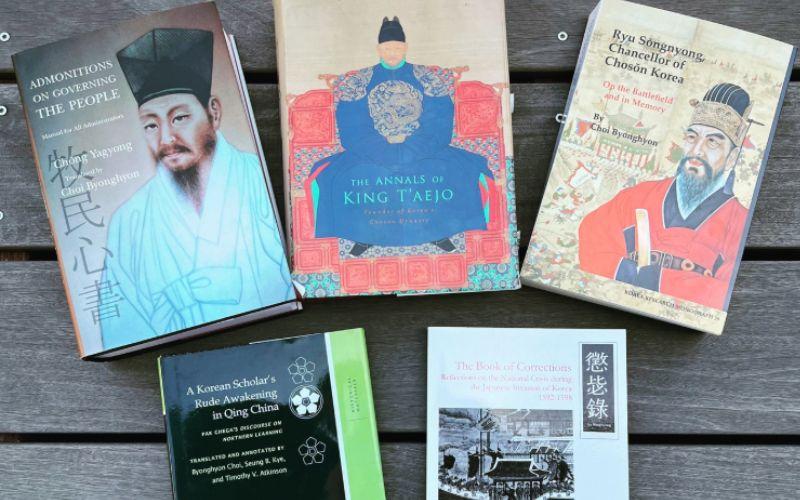 تظهر الصورة مجموعة من كتب التاريخ الكوري المترجمة التي تقتنيها الكاتبة كارولين كيم. (الصورة من الكاتبة كارولين كيم وتم أخذ إذن استخدامها)