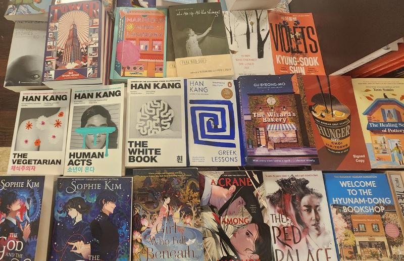الصورة تظهر كتب الأدب الكوري معروضة على رف في مكتبة كيوبو بغوانغهوامون في حي جونغنو، سيئول. (الصورة من لي جي-هيه)