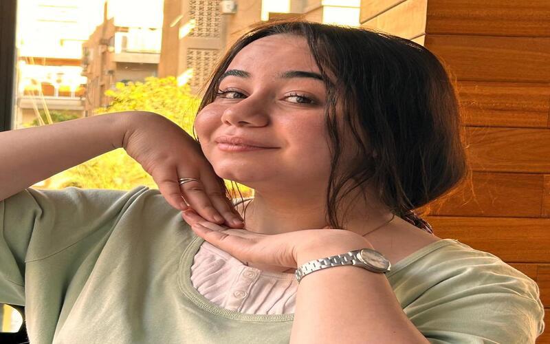 الفنانة ’لنا عزالعرب‘ مؤدية النسختين الفصحى والعامية المصرية لشخصية ’رومي‘. (الصورة من ’لنا عزالعرب‘ وتم أخذ الإذن باستخدامها)