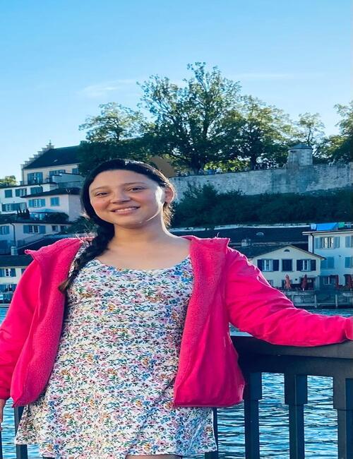 الفنانة ’هدير مصطفى‘ مؤدية النسختين الفصحى والعامية المصرية لشخصية ’ميرا‘. (الصورة من ’هدير مصطفى‘ وتم أخذ الإذن باستخدامها)
