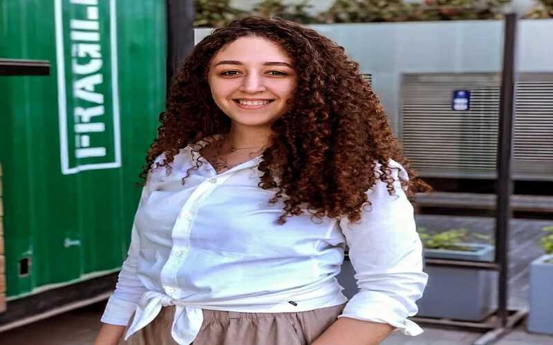 الفنانة ’نورهان حافظ‘ مؤدية النسختين الفصحى والعامية المصرية لشخصية ’زوي‘. (الصورة من ’نورهان حافظ‘ وتم أخذ الإذن باستخدامها)