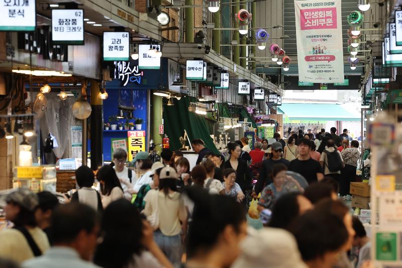 وفقا لتقرير ’اتجاهات النشاط الصناعي لشهر يوليو‘ الصادر عن هيئة الإحصاء الكورية اليوم الجمعة الموافق 29 أغسطس، شهد الناتج الصناعي ومبيعات التجزئة والاستثمار في المرافق بكوريا زيادة في يوليو مقارنة بالشهر الذي سبقه. وتُظهر الصورة سوق مانغوون في مابو-غو بسيئول، وهو يعجّ بالناس في 26 من الشهر الجاري. (الصورة من وكالة يونهاب للأنباء)