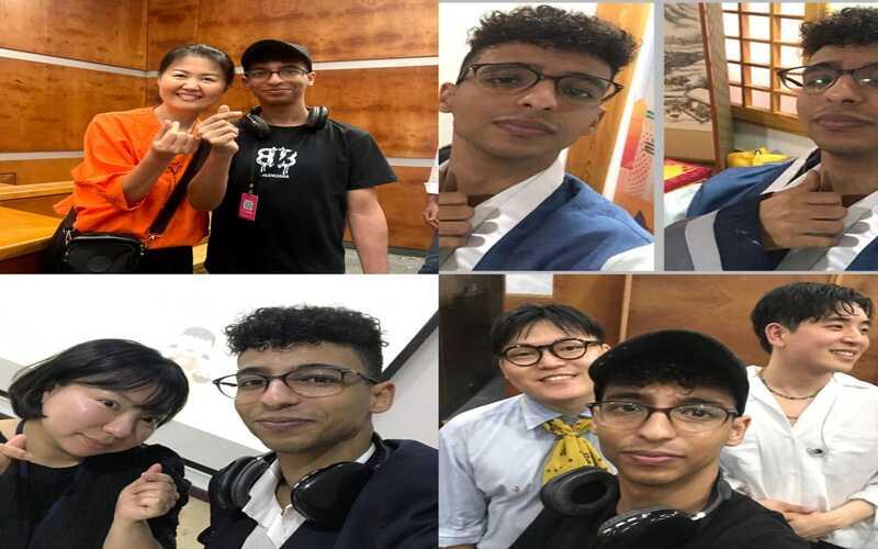 تُظهر الصور إسلام عاطف وهو يرتدي الزي التقليدي ’هانبوك’، ويشارك لحظات ممتعة مع الفرقة الكورية التي حضرت الفعالية، بالإضافة إلى لقطة تجمعه مع ’سانسنيم’من المركز الثقافي الكوري. توثق الصور أجواء الفعالية الحيوية وروح المشاركة والتفاعل مع الثقافة الكورية عن قرب. (الصور من المراسل اسلام عاطف تم اخذ الاذن بنشر الصور)