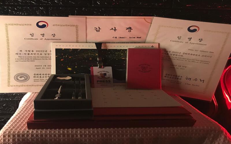 تعرض الصور الشهادات التي حصل عليها إسلام عاطف في مجالات الثقافة الكورية، إلى جانب الهدايا التذكارية التي تم تقديمها له خلال الفعاليات و توثق الصور الإنجازات الرسمية والتقدير الممنوح له كمراسل فخري وصانع محتوى. ( الصورة من اسلام عاطف تم اخذ الاذن بنشر الصور)