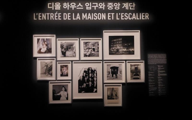 صور ارشيفية من قاعة '٣٠ أفينيو مونتين' توضح مدخل ديور والسلم المركزي للمقر الرئيسي ليخبرنا أن حكايات الموضة تبدأ من هنا من محل ديور. (الصورة من شيماء رشدي)