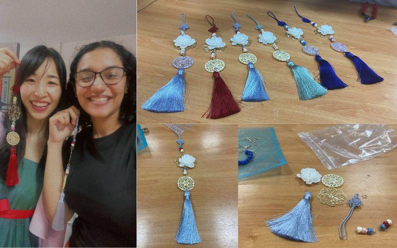 صور للميداليات التي صنعناها، وصورة لي مع مس كيم. (الصور من إيمان الأشقر)