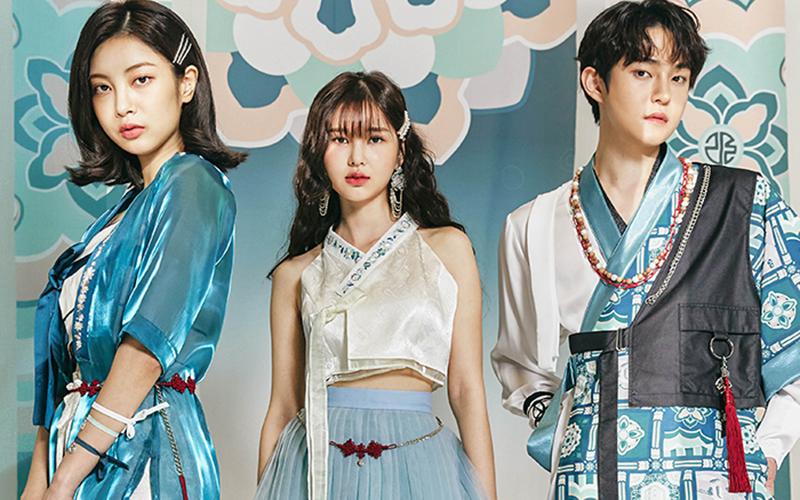 تصاميم الهانبوك العصري التي تمزج بين التقاليد والحداثة باللون الأزرق. (الصورة من ’ليسل‘ وتم أخذ الإذن باستخدامها)