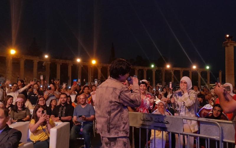 تظهر الصور المغني 'كيسو' بعد نزوله عن المسرح وتفاعله مع المعجبين وذلك في حفلهم في مدينة جرش. (الصورة من أسيل السيلاوي)