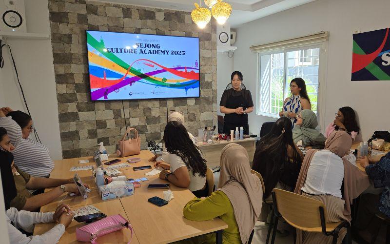 صورة أثناء سير الدرس الثقافي لجمال البشرة الكوري، ضمن البرنامج المميز الذي نظّمته الأكاديمية الثقافية لمعهد الملك سيجونغ. (الصورة من معهد الملك سيجونغ بتونس وتم أخذ الإذن باستخدامها)