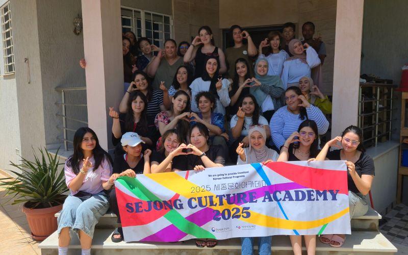 صورة جماعية التقطت في معهد الملك سيجونغ بتونس، بعد الانتهاء من صف الجمال الكوري، تعكس شعور الإنجاز والفرح بالمشاركة في تجربة ثقافية غنية. (الصورة من معهد الملك سيجونغ بتونس وتم أخذ الإذن باستخدامها)