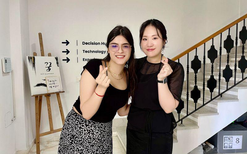 صورة تجمعني مع خبيرة التجميل تشوي جي ؤو، التي أضافت خبرتها القيمة وتجربتها المهنية عمقًا مميزًا لصف الجمال الكوري. (الصورة من سلمى الكناني)