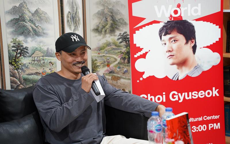 الفنان الكوري ’تشوي كيو سوك‘ أحد مؤلفي ويبتون ’هيل بوند (الجحيم)‘ خلال ورشة العمل الخاصة التي أقامها المركز الثقافي الكوري بالقاهرة. (الصورة من الحساب الرسمي للمركز الثقافي الكوري بالقاهرة على الفيسبوك)